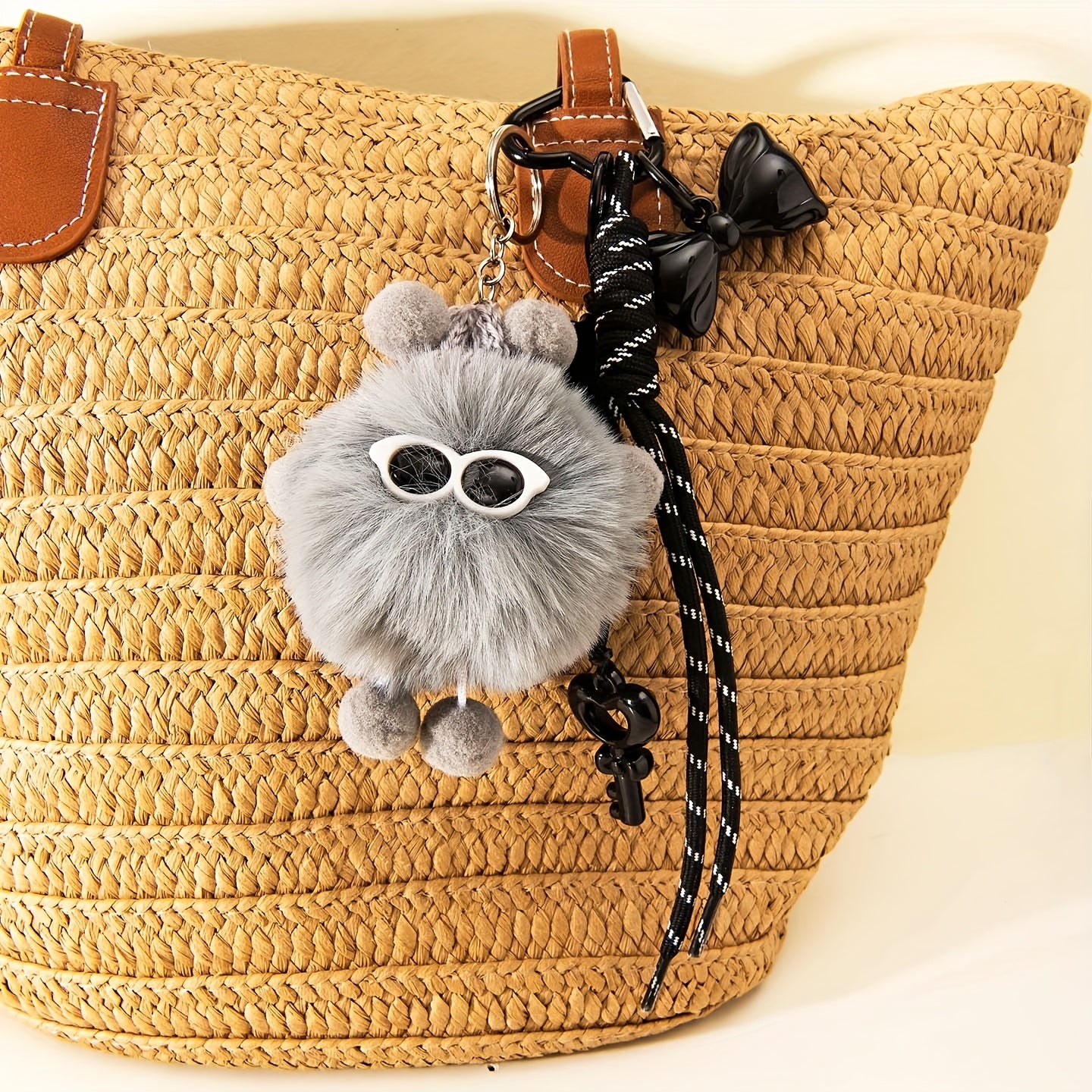 Cute Fluffy Keychain - Plush-like Ball Pendant with Beige\u002F keychain, Birthday\u002FGraduation\u002FTeacher's Day Gifts for Women & Men